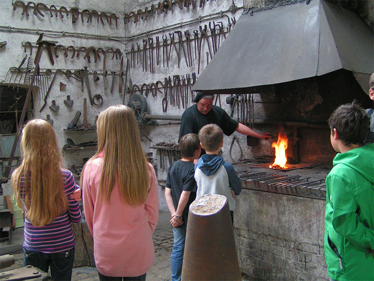 Kinderführung in der Schmiede