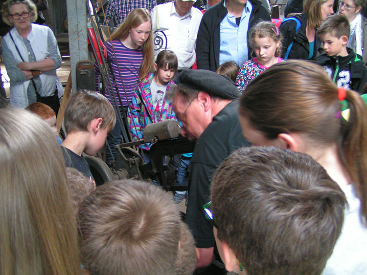 Kinderführung in der Schmiede