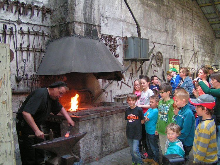 Kinderführung in der Schmiede