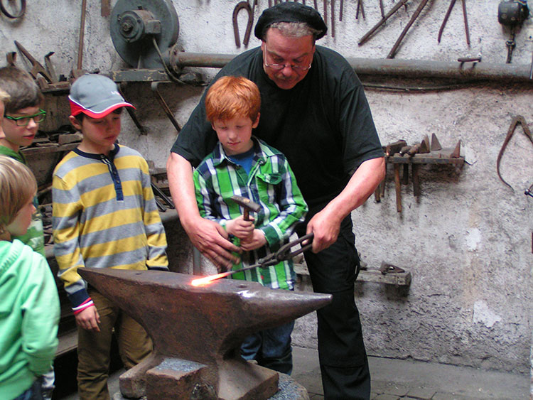 Kinderführung in der Schmiede