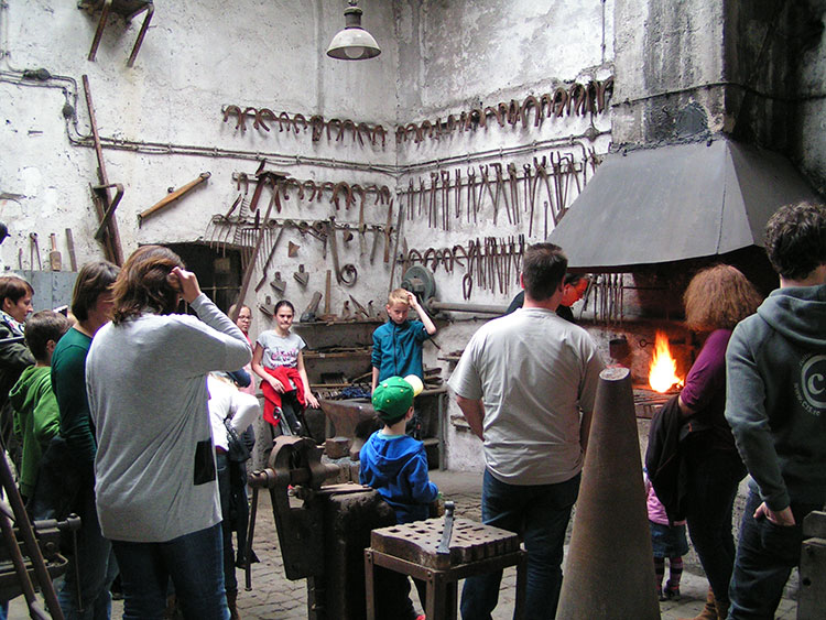 Kinderführung in der Schmiede